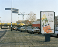 805214 Afbeelding van het affiche Città del Duomo in een Mupi bij de Daalsetunnel (achtergrond) te Utrecht.